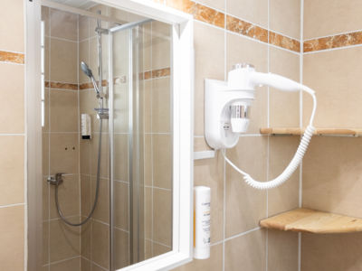 Hôtel Les Rocailles à Montagnac - Salle de bain_6