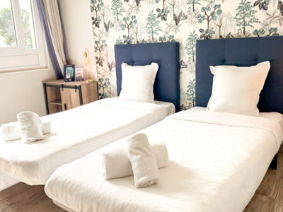 Hôtel Les Rocailles à Montagnac - Chambre confort triple_8