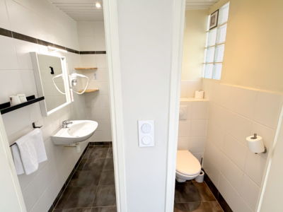 Hôtel Les Rocailles à Montagnac - Salle de bain confort_10