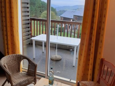 Terrasse avec mobilier de jardin (table et 6 chaises), parasol, un étendoir à linge.