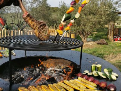 Grillades et légumes au brasero