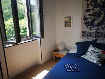 Buterfly lit et fenêtre St Pons, Une chambre au jardin.