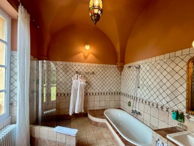 Château de Roquelune à Pézenas - Salle de bain de la chambre Saint Guilhem