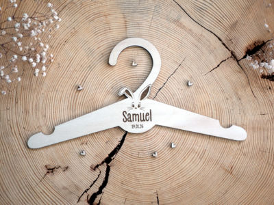 Cintre en bois - cadeau de naissance personnalisé avec prénom et date de naissance