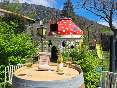 Déguster un verre de vin pendant que les enfants s''amusent
