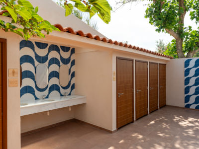 Des blocs sanitaires au camping Beauregard Plage à Marseillan