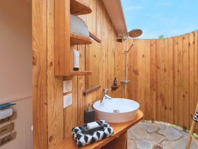 Emplacement Caban'O avec Sanitaire Privé pour Camping-car, caravane, tente, van