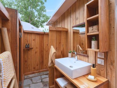 Emplacement Caban'O avec Sanitaire Privé pour Camping-car, caravane, tente, van