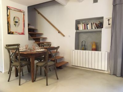 Escalier-interieur-d-acces-a-la-chambre-et-S