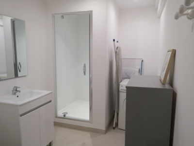 salle d'eau avec lave linge