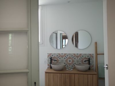 Face meuble vasque St Pons, Une chambre au jardin.