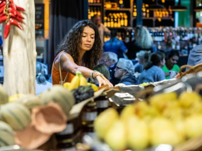 JEUNE_FEMME_AUX_HALLES-O_OCTOBRE_OT-THAU-29953-1200px