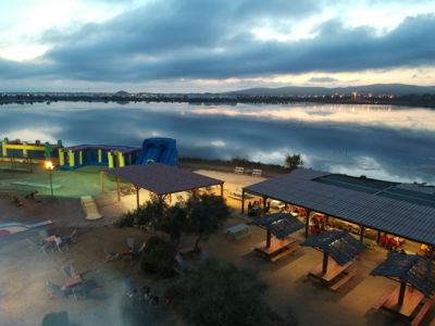 Kid's_paradise_vue_étang_coucher_soleil