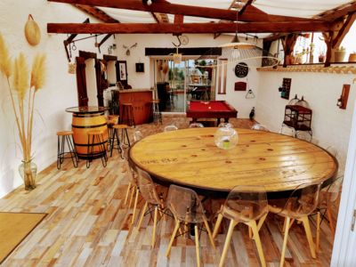 terrasse couverte avec billard, flechettes, bar, grande table ronde