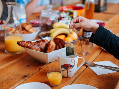 La Maison Flamant Claire Jackson Petit-déjeuner dans la cour b