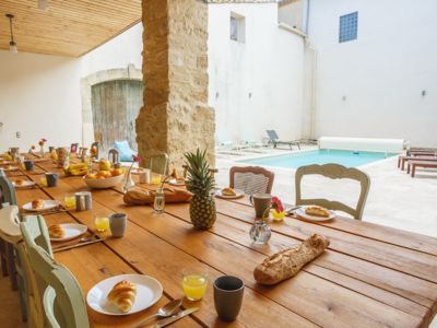 La Maison Flamant Claire Jackson table à manger dans la cour a