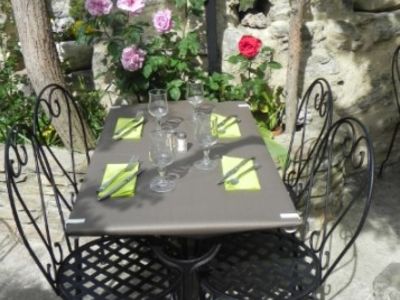 La Table des Troubadours_Table en terrasse_Maynadier (1)