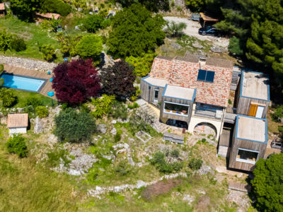 Le gîte se trouve en bas à droite. La piscine est accessible de 9H00 à 18H00 et elle est à partager avec les habitants quand ils sont présents