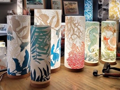 Luminestampes, lampes à poser artisanales