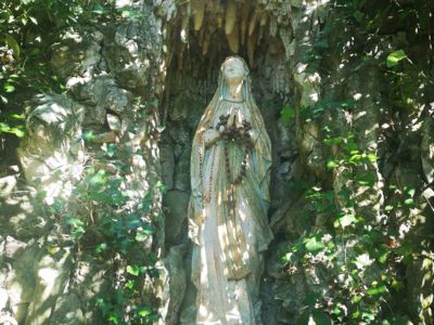 Marie dans son alcôve de verdure, près du puit