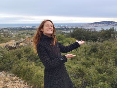 Marine la guide présente le territoire du Bassin de Thau depuis la Gardiole