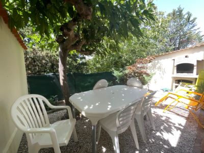 PETIT JARDIN CLOS A L'OMBRE D'UN MURIER PLATANE