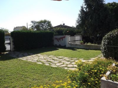 La pelouse et l'accès à la villa Lourmel