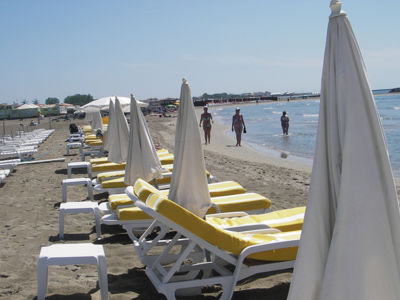 Restaurant de plage L'Infini au Cap d'Agde - Bains de soleil