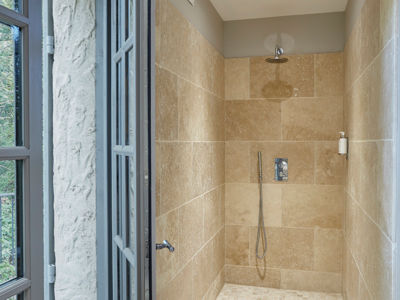 Saint Pierre de Serjac La Maison du Jardinier salle d'eau