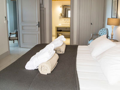 Saint Pierre de Serjac Le Chai-d'Elevage-Chambre-et-salle-de-bain