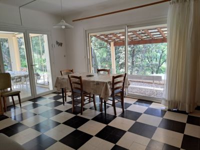 Séjour -vue sur véranda et pergola