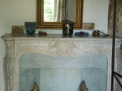 St Pons, Une chambre au jardin. Face cheminée Chambre balcon