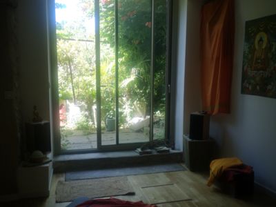 St Pons, Une chambre au jardin. Grande salle vue sur bignonia