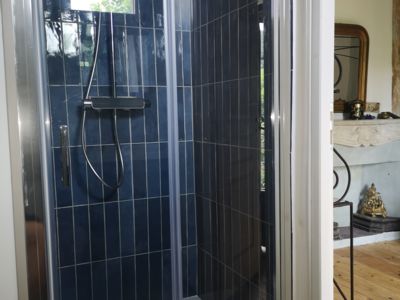 St Pons, Une chambre au jardin. Salle d'eau douche et chambre