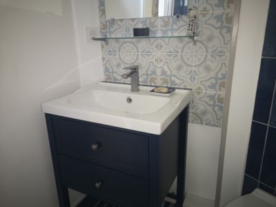 St Pons, Une chambre au jardin. Salle d'eau lavabo