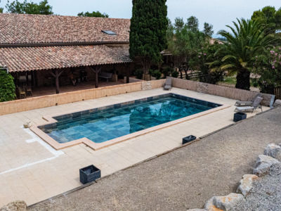 Terrasse couverte et piscine
