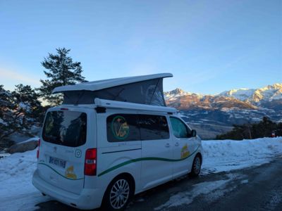 Van en hiver dans les Alpes