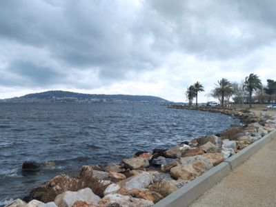 Vue depuis la promenade face à l'étang de Thau