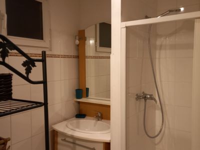 la salle d'eau avec 1 lavabo et une douche, le wc est separe