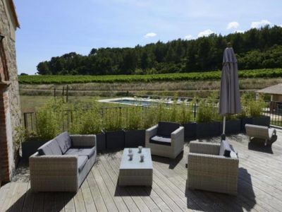 Terrasse avec vue sur vignoble et piscine