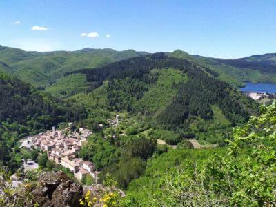 barrage et village copyright Christiane Fulcrand