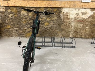 local a vélo avec prise de rechargement