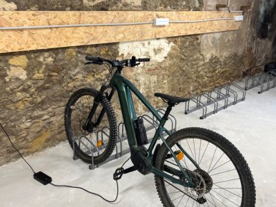 local a vélo avec prise rechargement