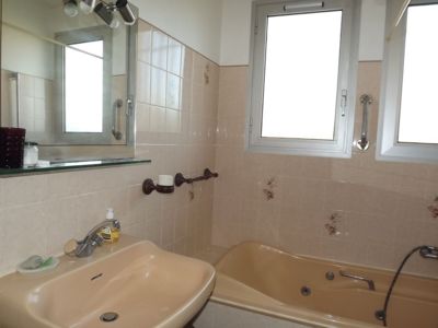 Salle de bains avec baignoire balnéo