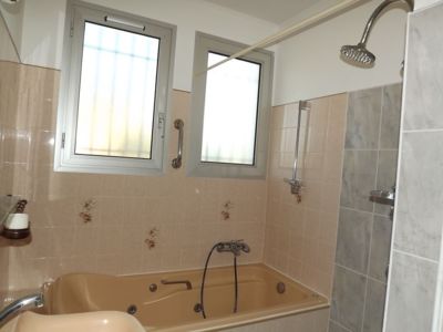 Salle de bains avec douche à l'italienne