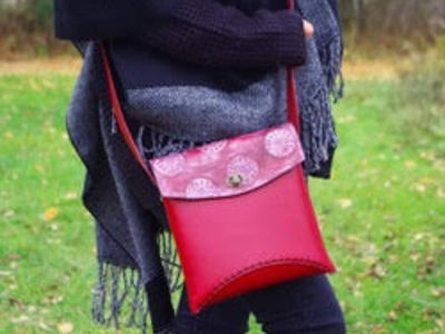 sac rouge- Tania Simová - Jantara - aout 23