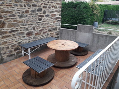 salon de jardin avec deux tabourets pour les enfants sur la terrasse