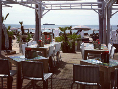 Terrasse du restaurant Bianca Beach, avec vue sur la mer et le Fort Brescou