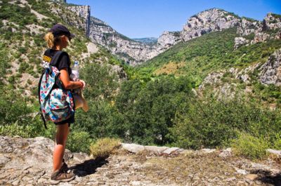 Visiteur découvrant le paysage sans voiture dans le parc du Haut-Languedoc