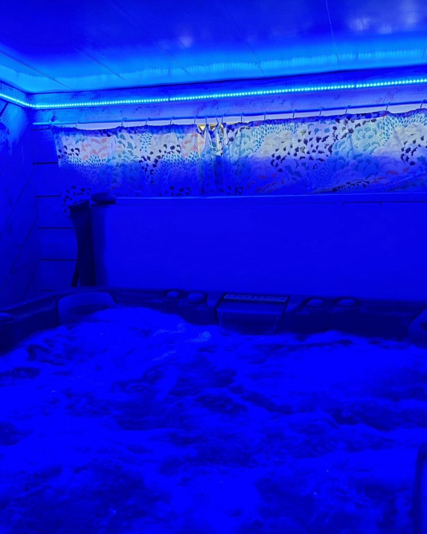 spa avec lumière et rideaux